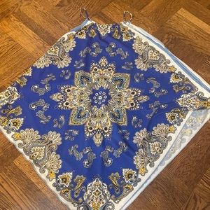 Triangle shaped sleeveless blouse with paisley print